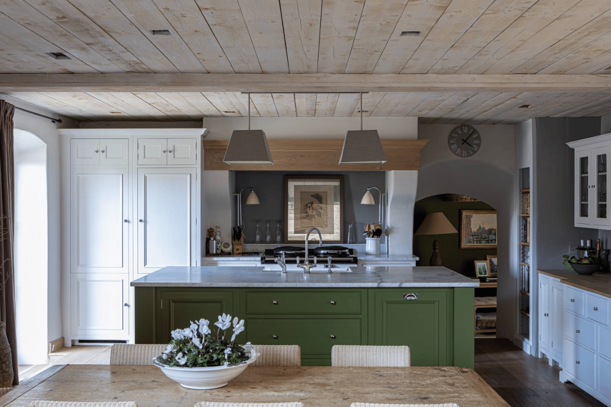 dark green kitchen cabinet trend in 2023