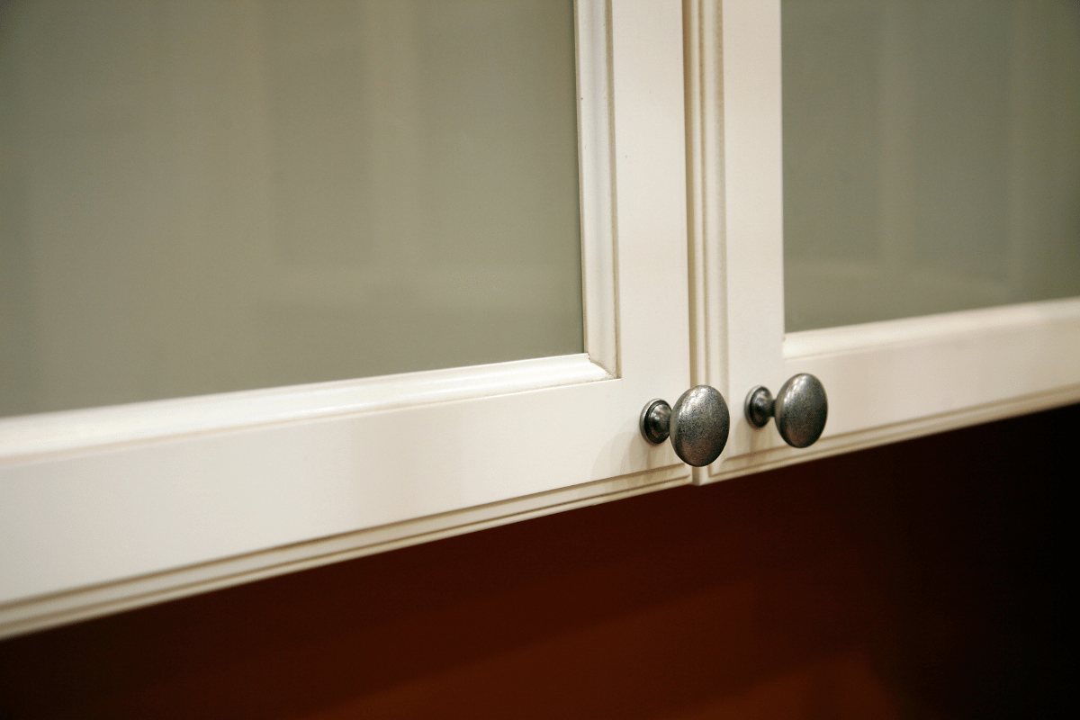 When to Choose Knobs on Cabinets